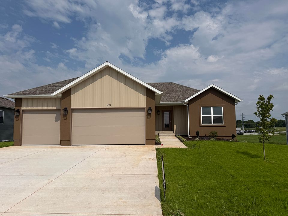 1st image of 1293 N Maxine Avenue