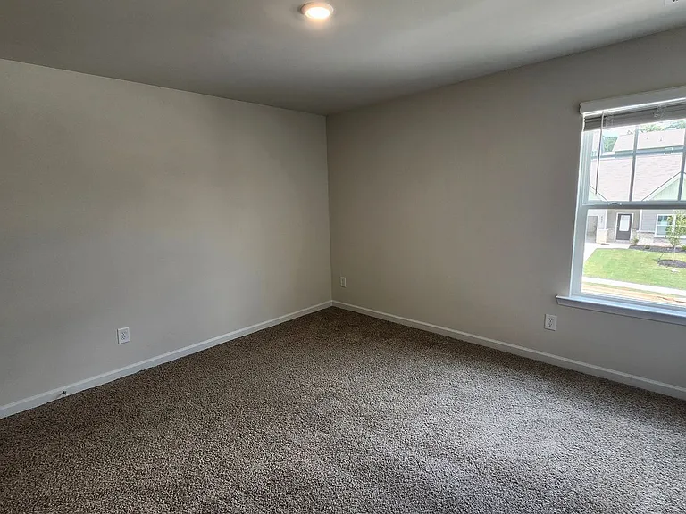 655 Mackenzie Cv — Photo 11