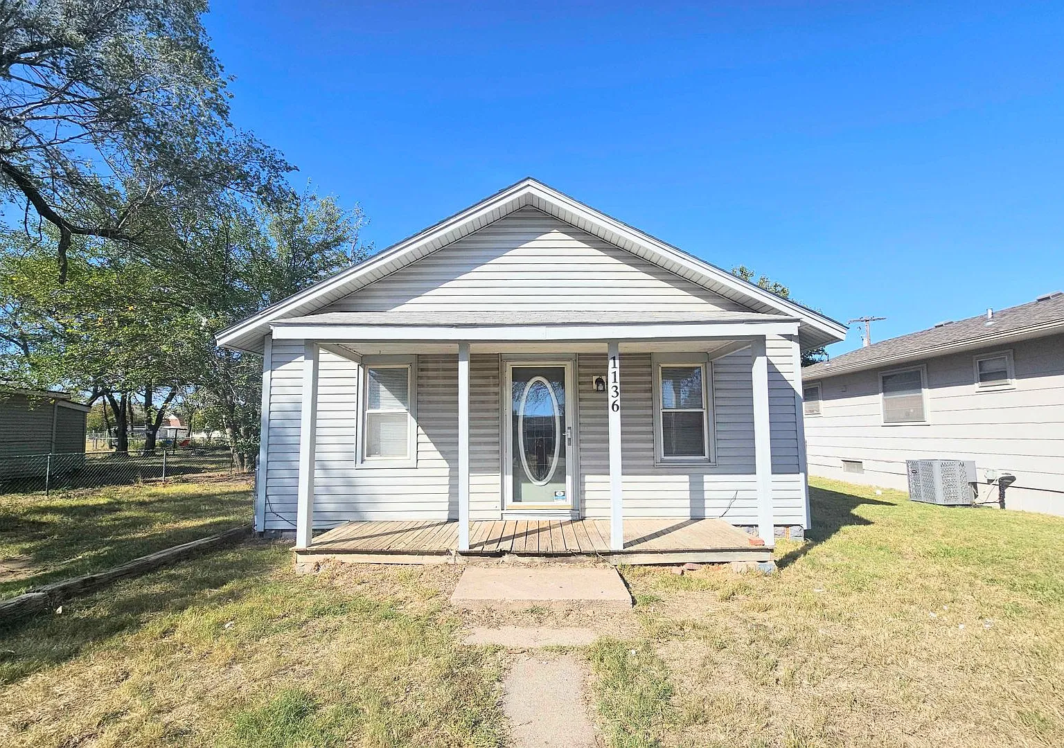 Beautiful 2 Bedroom 1 Bath — Photo 1