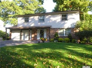 9 White Cliff Ln, Nesconset, NY 11767