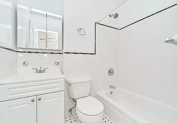 3rd image of 135 E 50th St APT 3K