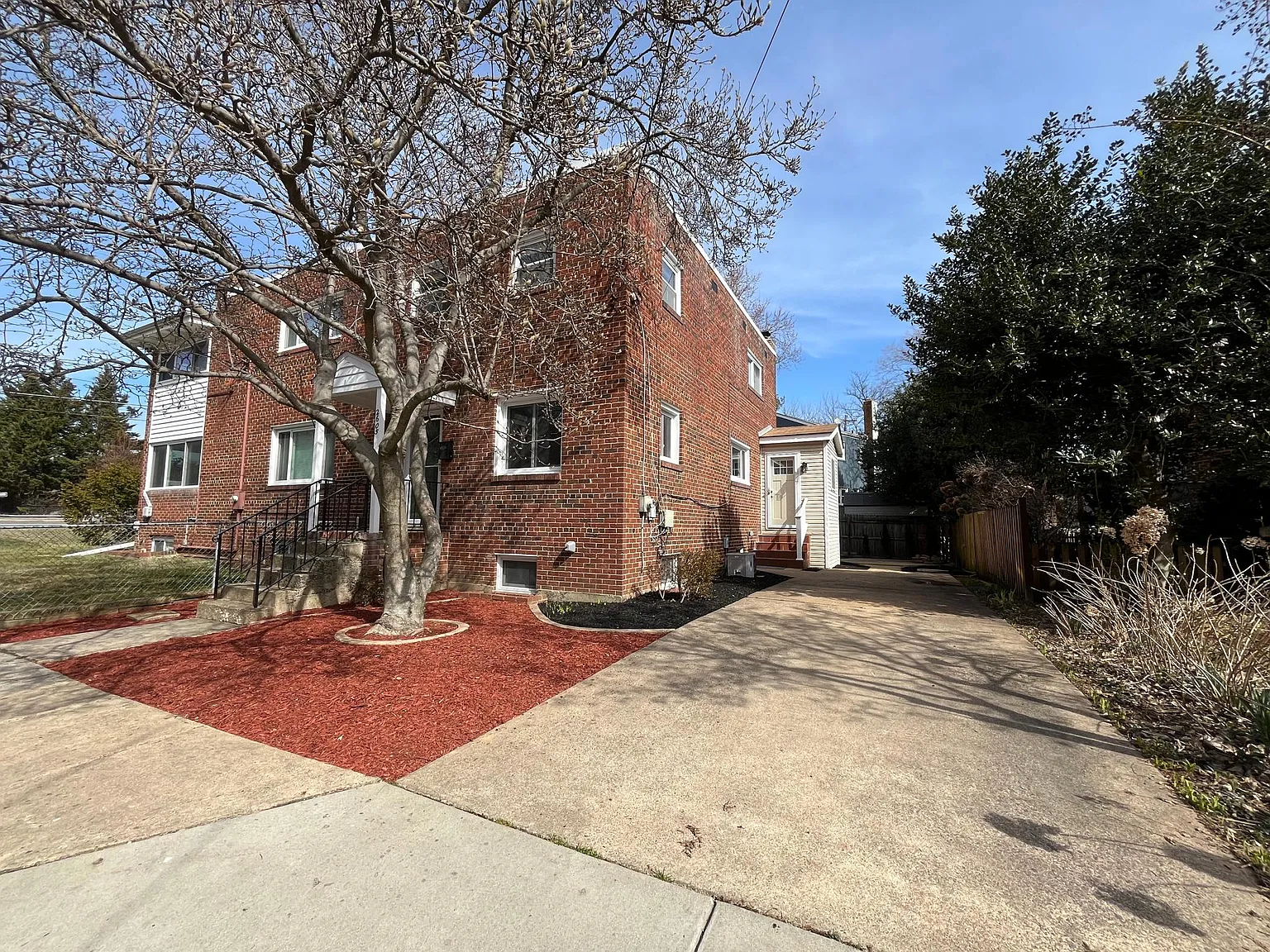 3 bed, 2.5 bath, 2400 sqft, $4,300 — Photo 3