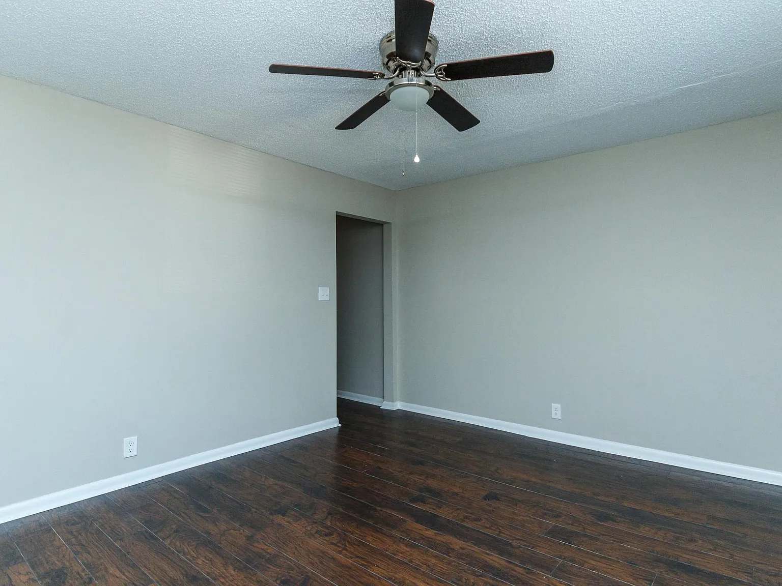 1406 Evelyn St — Photo 2