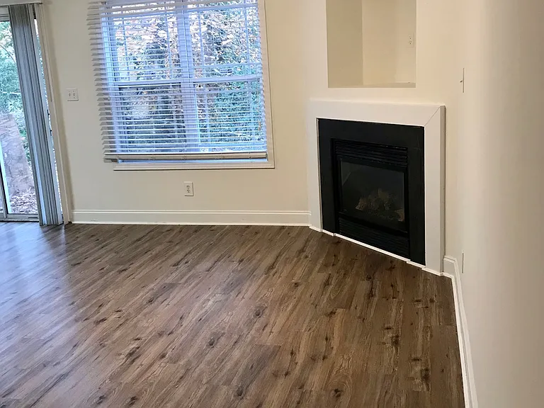 1933 Shamrock Dr — Photo 3