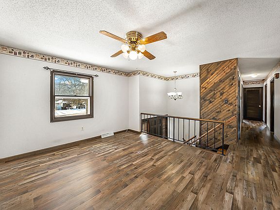 4th image of 901 Elaine Dr