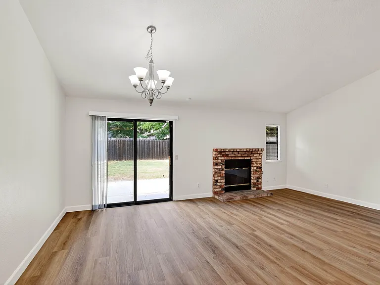 5213 Laguna Park Dr — Photo 8