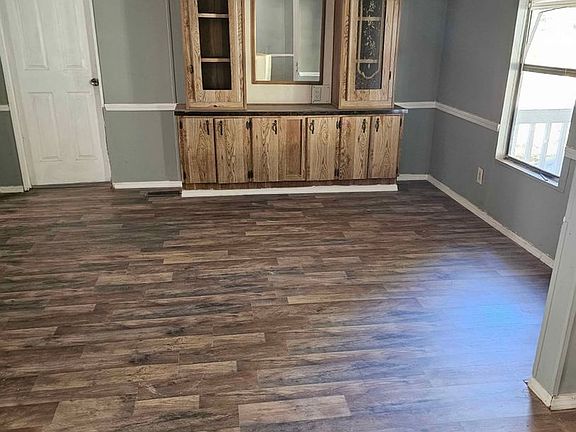 4th image of 827 Fountain Cir