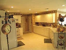 Large Kitchen w/brakfast bar and Nook