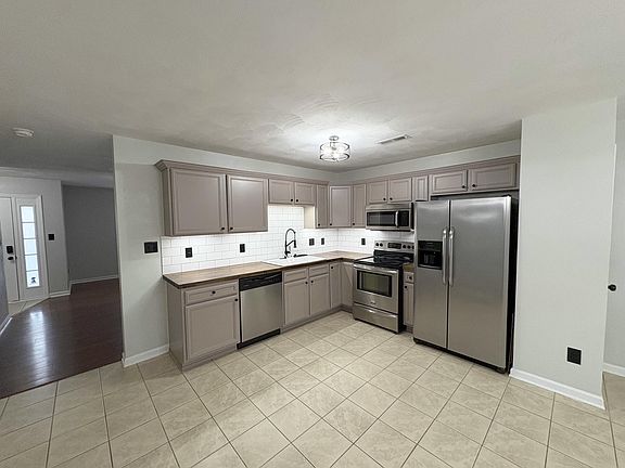 3rd image of 2633 Belle Ave NE