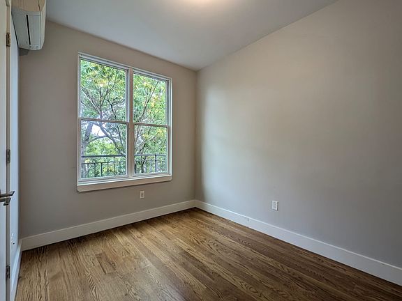 3rd image of 1354 Jefferson Ave #B5