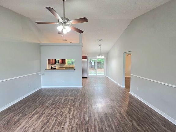 3rd image of 6607 Woodbury Forest Dr