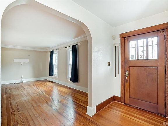 4th image of 830 E Linden Ave