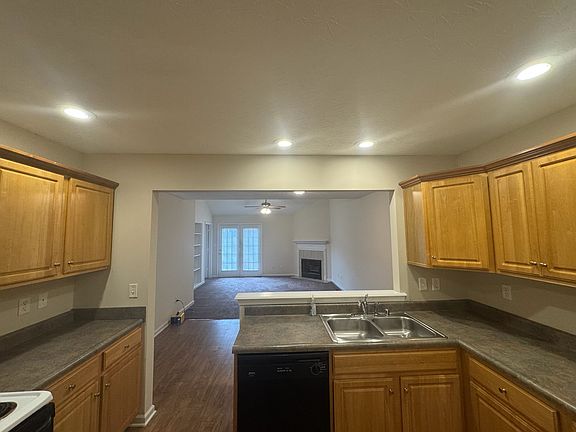 4th image of 966 Riverbend St