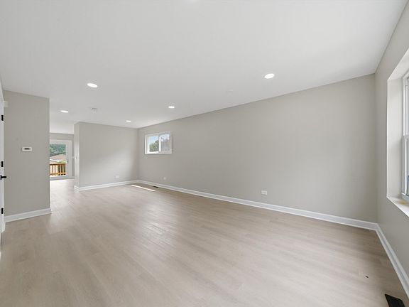 4th image of 3343 S Michigan Ave