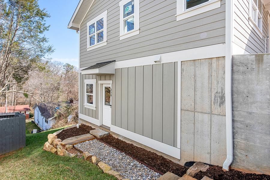 1st image of 35A Lilac St