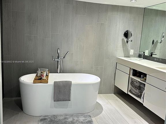 3rd image of 1800 N Bayshore Dr Floor 12