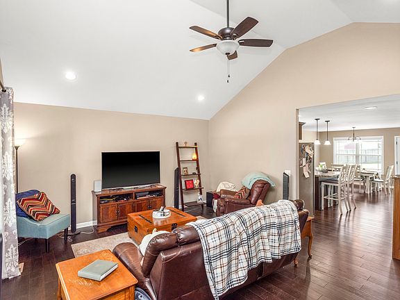 4th image of 77 Shawna Ln