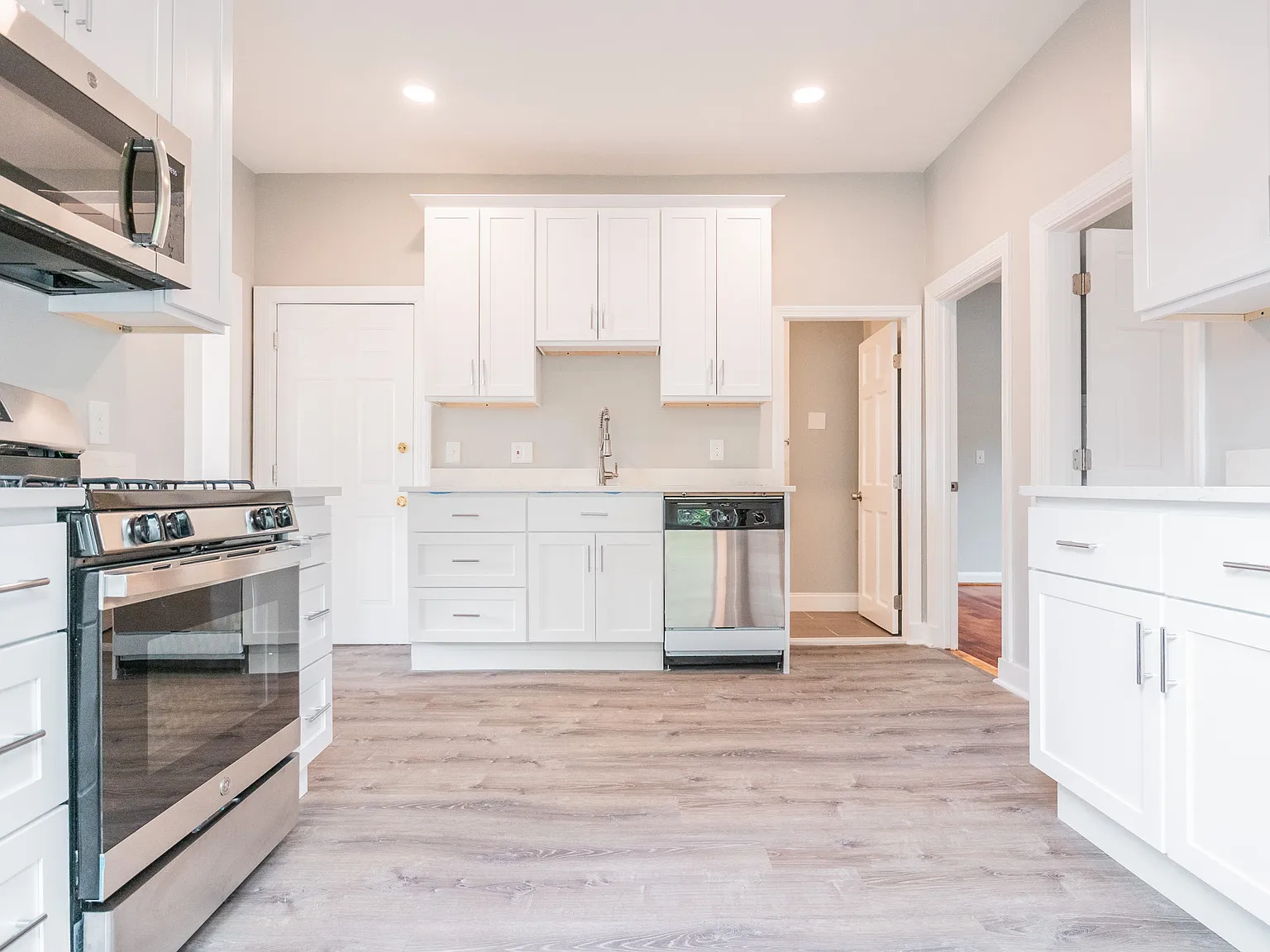 2 bed, 900 sqft, $3,400 — Photo 1