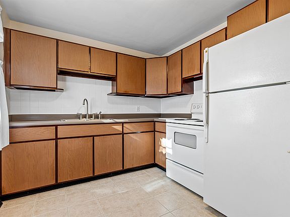 5th image of 629 Sydney Ave