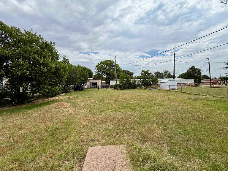 404 N West Ave — Photo 15