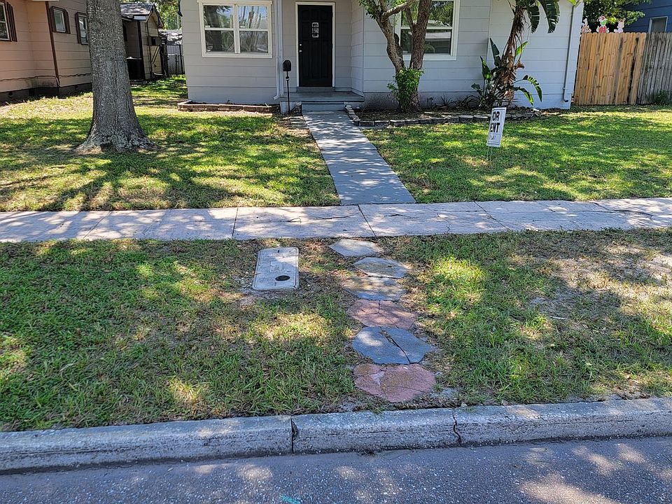 1st image of 810 49th Ave N