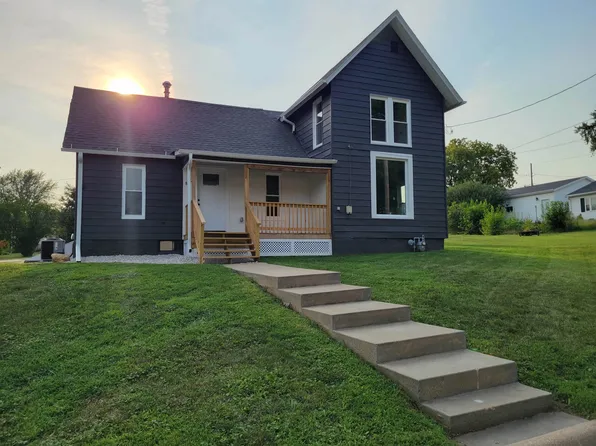 808 S 4th St, Maquoketa, IA 52060