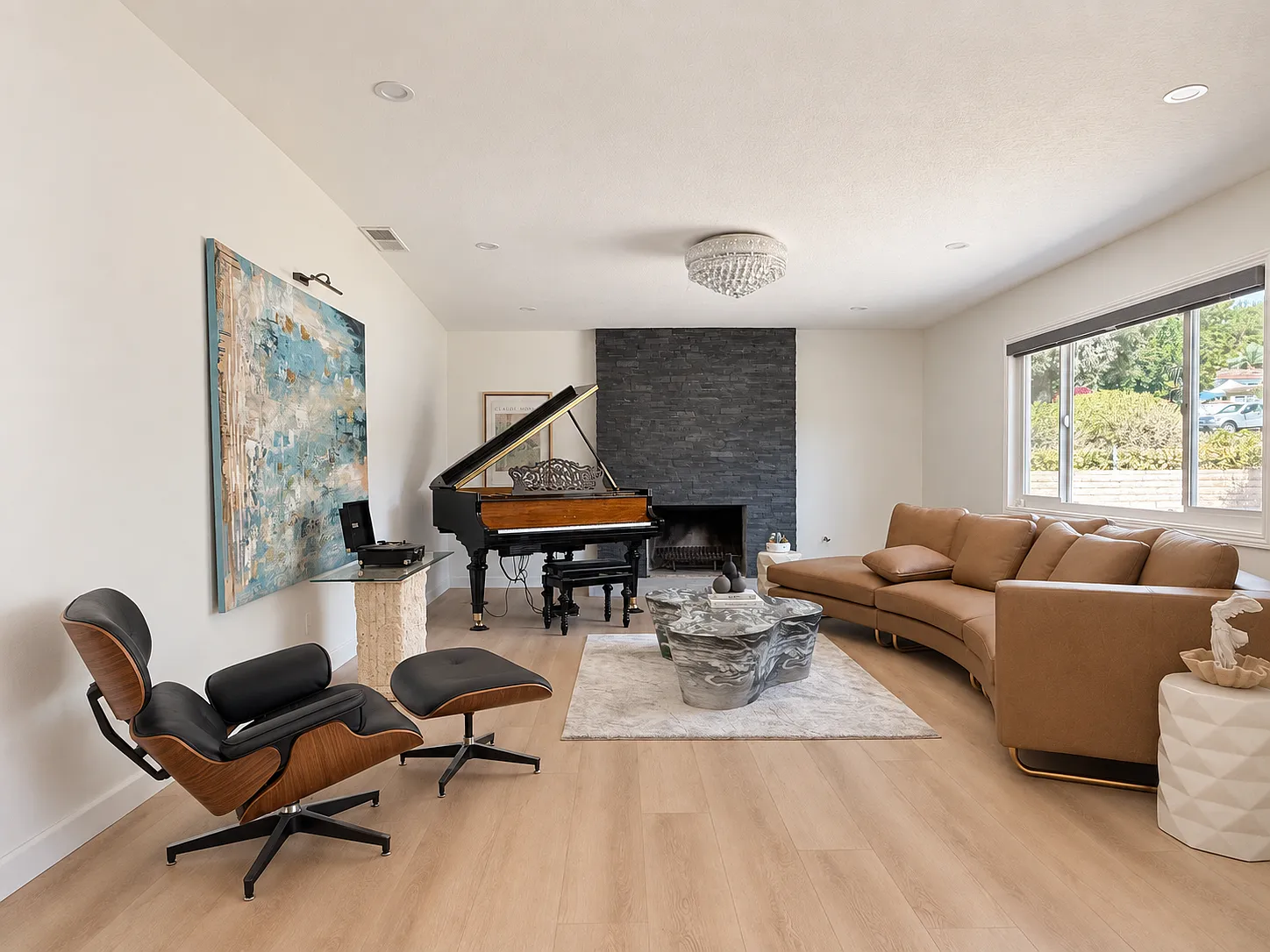 4 bed, 2046 sqft, $4,795 — Photo 4