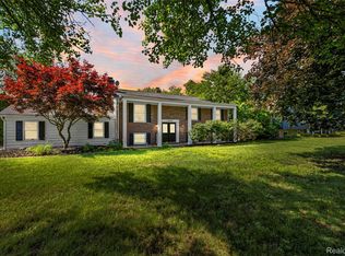 13428 Sequoia Ln, South Lyon, MI 48178