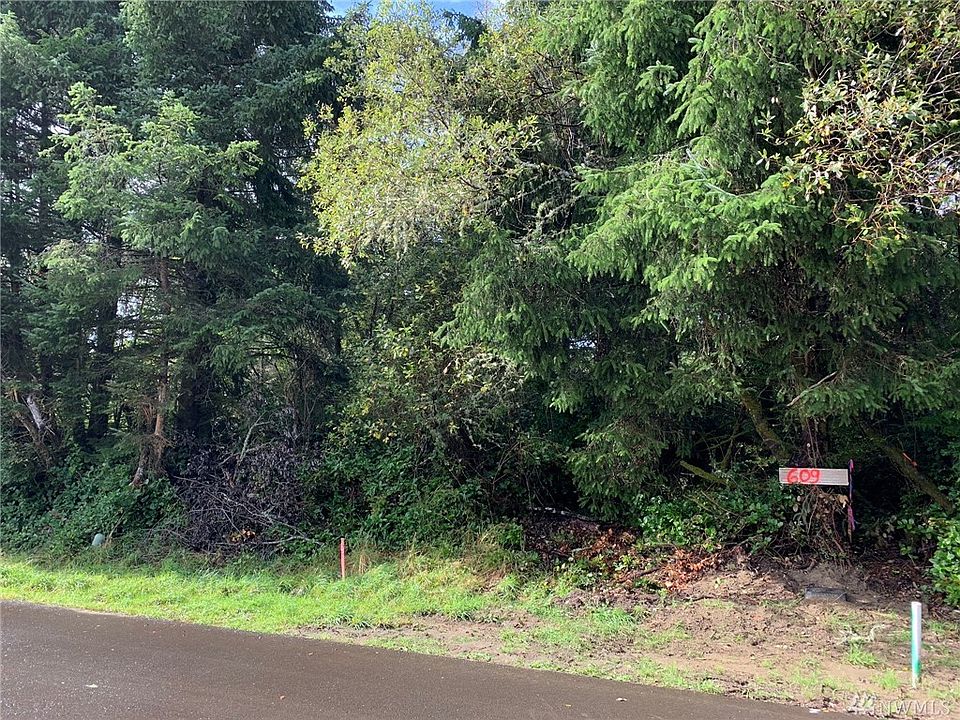 2nd image of 609 Weatherwax Loop NE