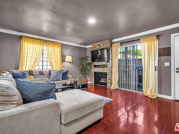 3rd image of 5914 Murietta Ave APT B
