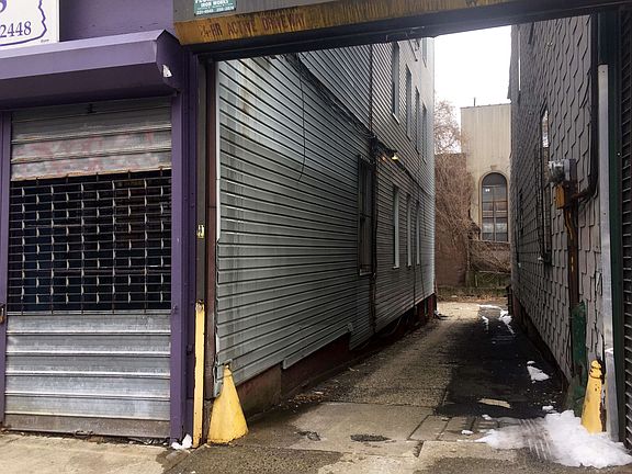 3rd image of 391 Van Duzer St