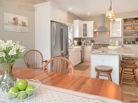3rd image of 48 Lakepointe Way