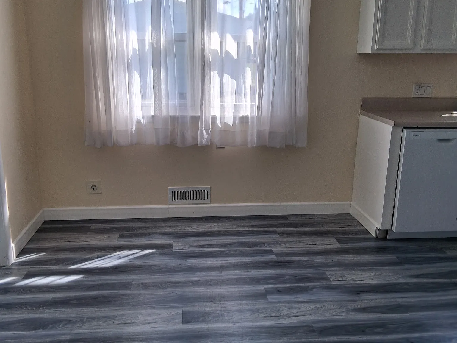 3 bed, 1065 sqft, $1,100 — Photo 2
