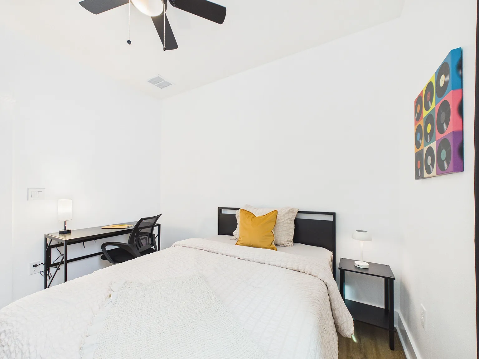 4 bed, 5.0 bath, 2400 sqft, $1,070 — Photo 3