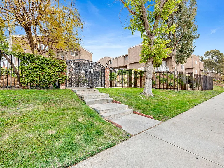 1561 W Jefferson Blvd — Photo 1