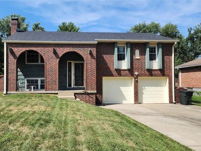 2901 NW Castle Dr, Blue Springs, MO, 64015