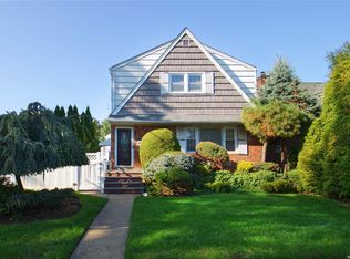 29 Park Ave, Garden City Park, NY 11040