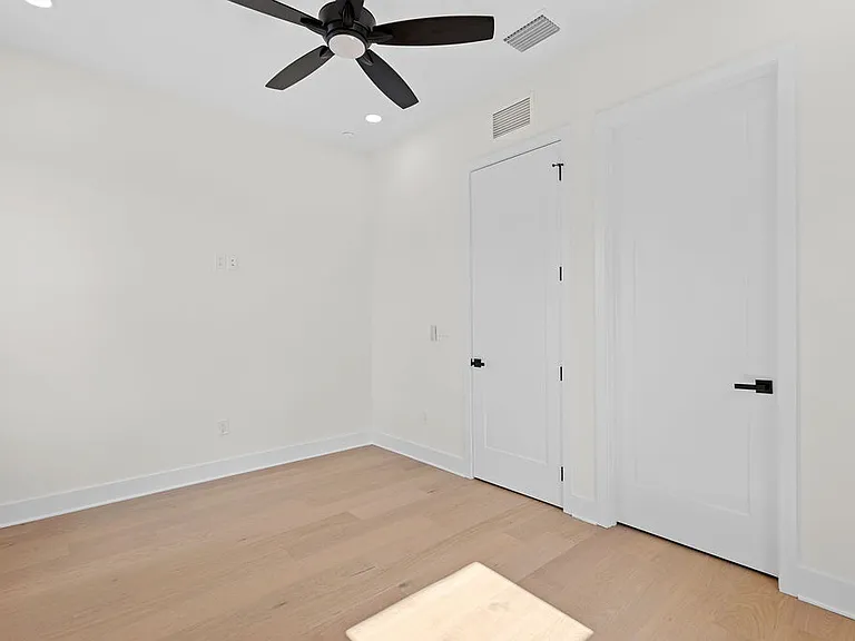 3202 W La Salle St — Photo 70