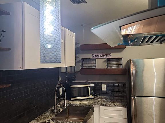 5th image of 2471 Quebec Ave S
