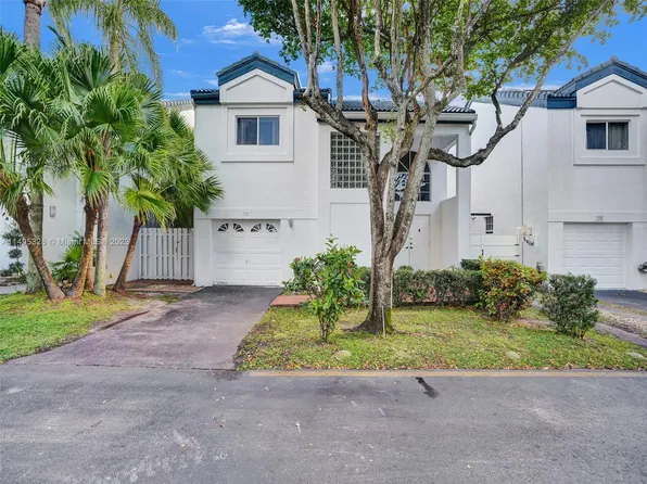 330 NE 211th St, Miami, FL 33179