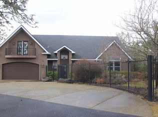 505 Rogue Air Dr, Shady Cove, OR 97539