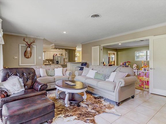 5th image of 3555 Crestwood Dr