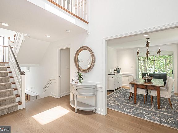 3rd image of 8 Sugar Knoll Dr