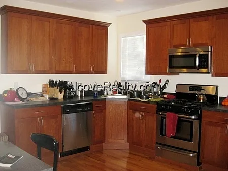 4 bed, 2.0 bath, 1400 sqft, $4,600 — Photo 2