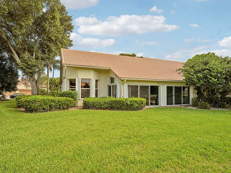 7136 Ashford Ln — Photo 4