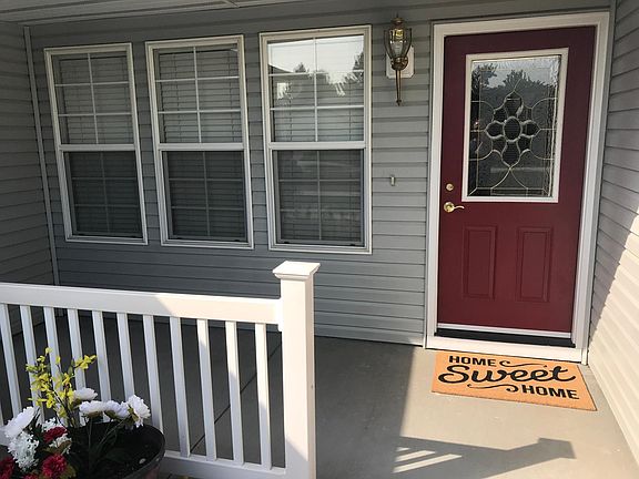 Front porch says _You_re Home!_