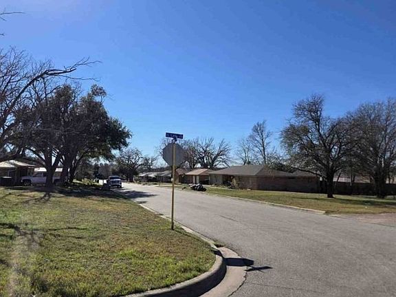Exterior Neighborhood (street photo)