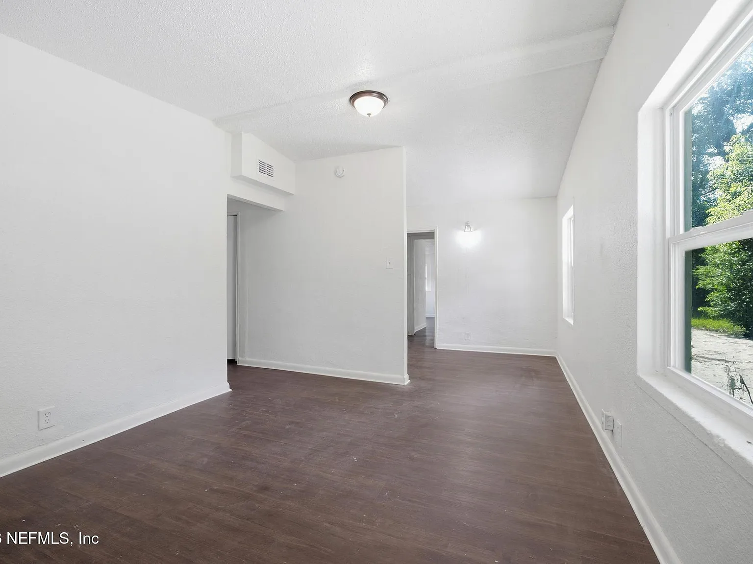 3 bed, 2.0 bath, 1058 sqft, $1,462 — Photo 4