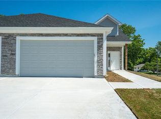 711 Ridge Dr, Smithville, MO 64089