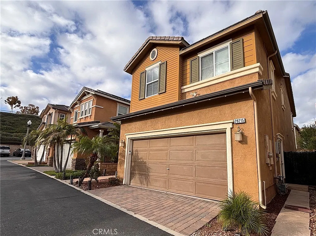 4 bed, 2.5 bath, 2106 sqft, $4,450 — Photo 1